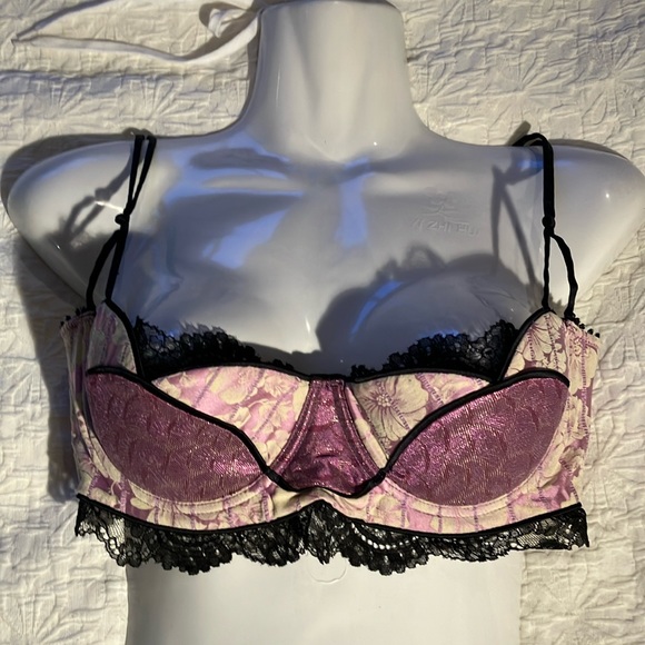 Fabulous brocade bra with lightly padded underwire cups and lace detail. - Picture 2 of 15